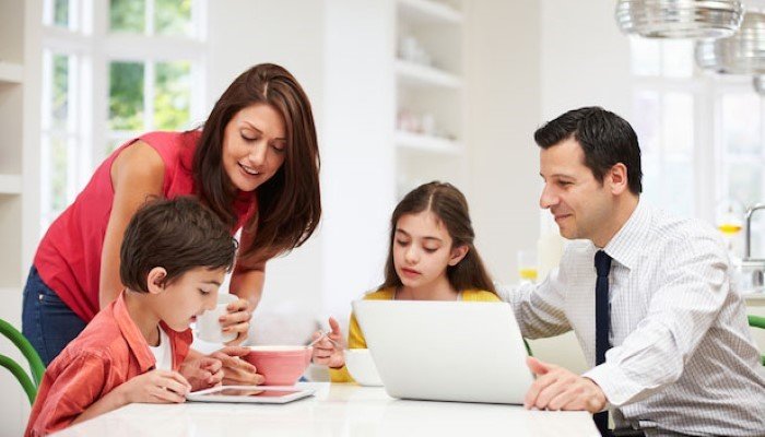 Comment les enfants sont-ils touchés par l’addiction aux téléphones portables de leurs parents